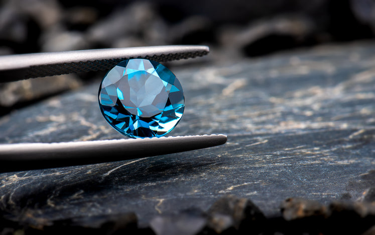 Blue Topaz: Add The World’s Most Elegant Gemstone to Your Jewellery Collection